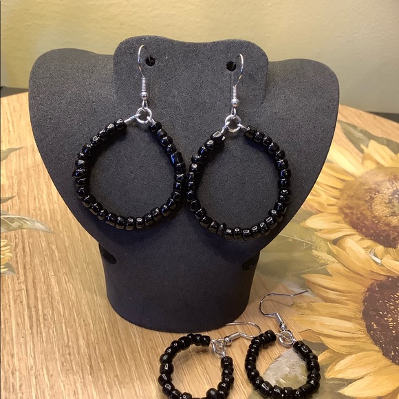 Black beaded hoop earrings dangle handmade - Picture 4 of 5